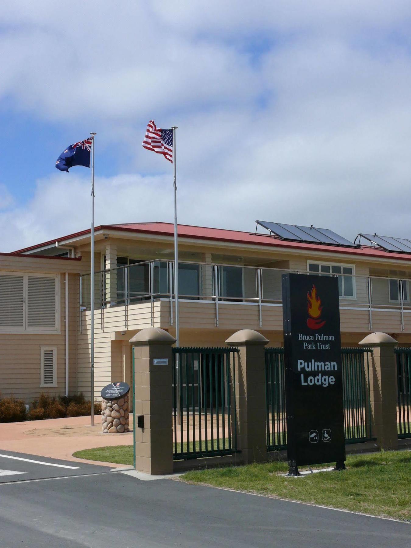 Bruce Pulman Lodge Papakura Bagian luar foto